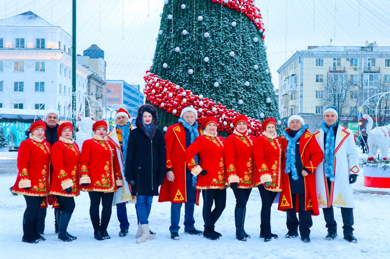 29 декабря народные коллективы "Степивчанка" и "Козаченьки" Беловодского районного Дома культуры выступили с праздничной концертной программой в г. Луганск на центральной площади у главной ёлки Республики