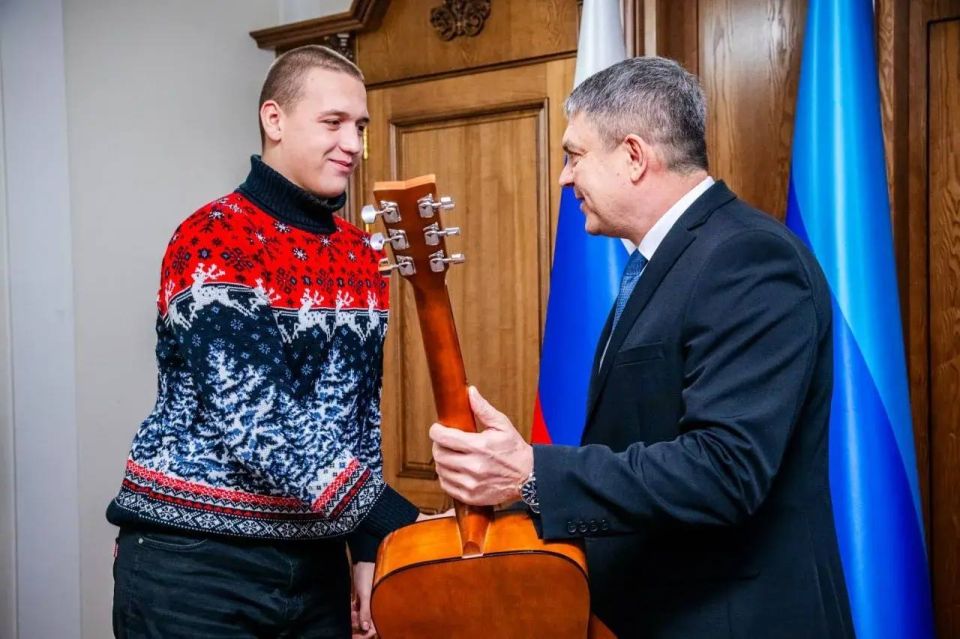 Глава ЛНР Леонид Пасечник в рамках всероссийской акции «Елка желаний» и армейской «Елки желаний» вручил подарки четырем юным жителям Республики Глава ЛНР Леонид Пасечник в рамках всероссийской акции «Елка желаний» и армейской «Елки желаний» вручил подарки четырем юным жителям Республики