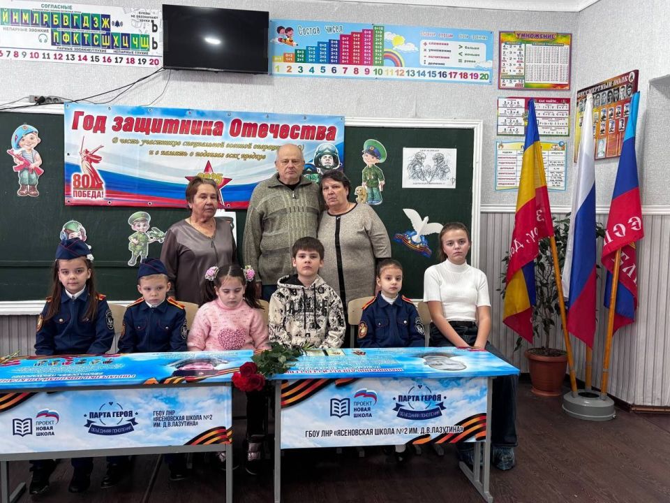 В Ясеновской школе №2 им.Д.В.Лазутина состоялось торжественное открытие «Парты Героя» в честь мужественных героев - Шаповалова Алексея Сергеевича и Гончаренко Николая Александровича В Ясеновской школе №2 им.Д.В.Лазутина состоялось торжественное открытие «Парты Героя» в честь мужественных героев - Шаповалова Алексея Сергеевича и Гончаренко Николая Александровича