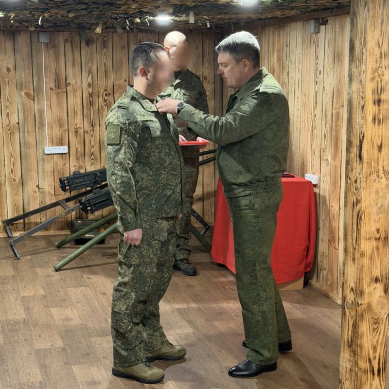 Леонид Пасечник поздравил защитников в расположении 25-й общевойсковой армии Леонид Пасечник поздравил защитников в расположении 25-й общевойсковой армии