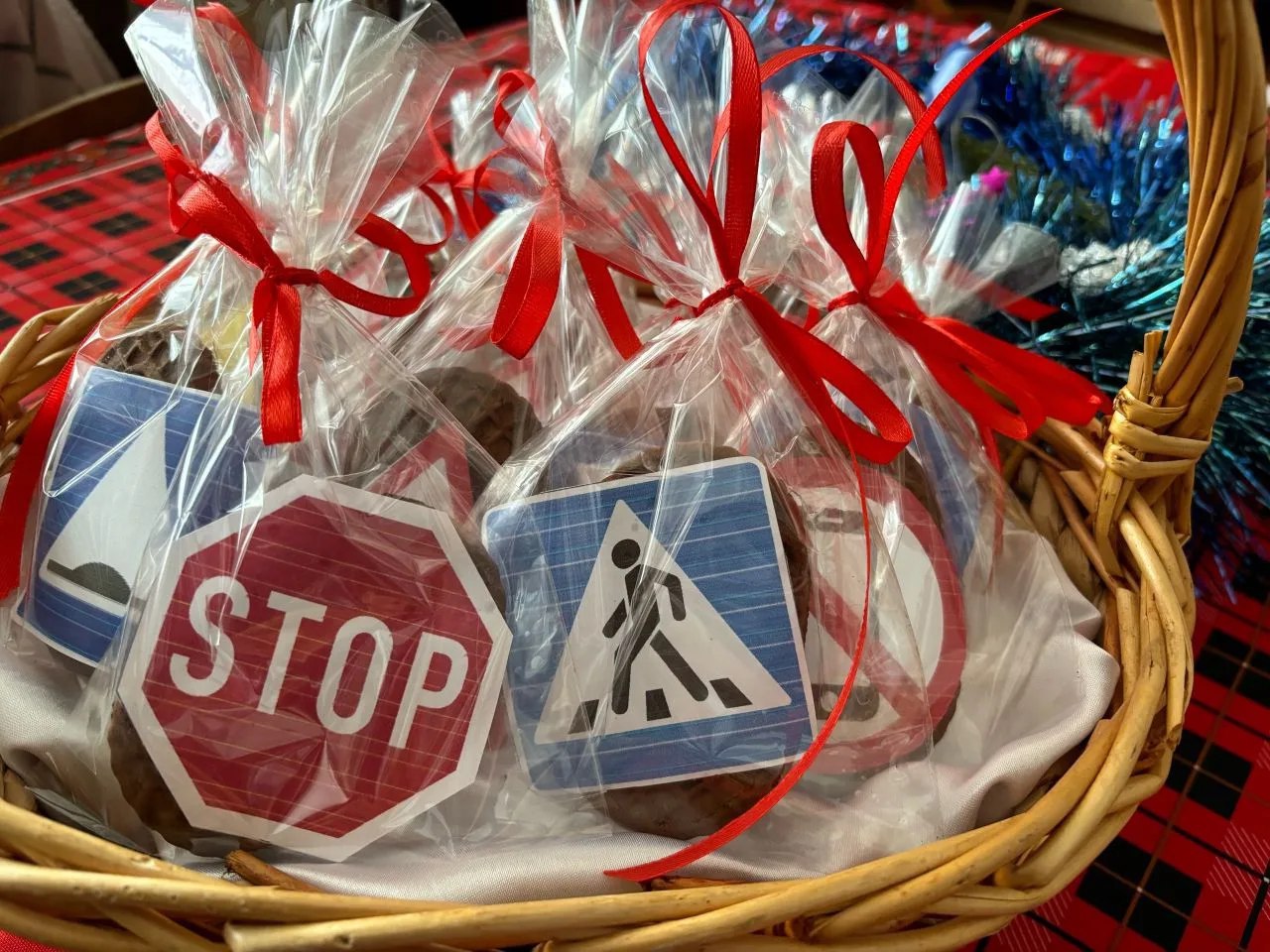 Новогоднее поздравление от отряда ЮИД "Скорость": Счастье и безопасность на дорогах! Новогоднее поздравление от отряда ЮИД "Скорость": Счастье и безопасность на дорогах!