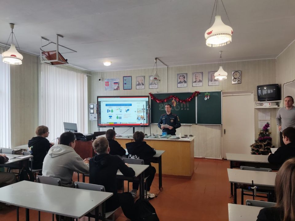 Отдел надзорной деятельности и профилактической работы по городу Кировску напоминает учащимся о мерах пожарной безопасности в период новогодних и Рождественских праздничных мероприятий Отдел надзорной деятельности и профилактической работы по городу Кировску напоминает учащимся о мерах пожарной безопасности в период новогодних и Рождественских праздничных мероприятий