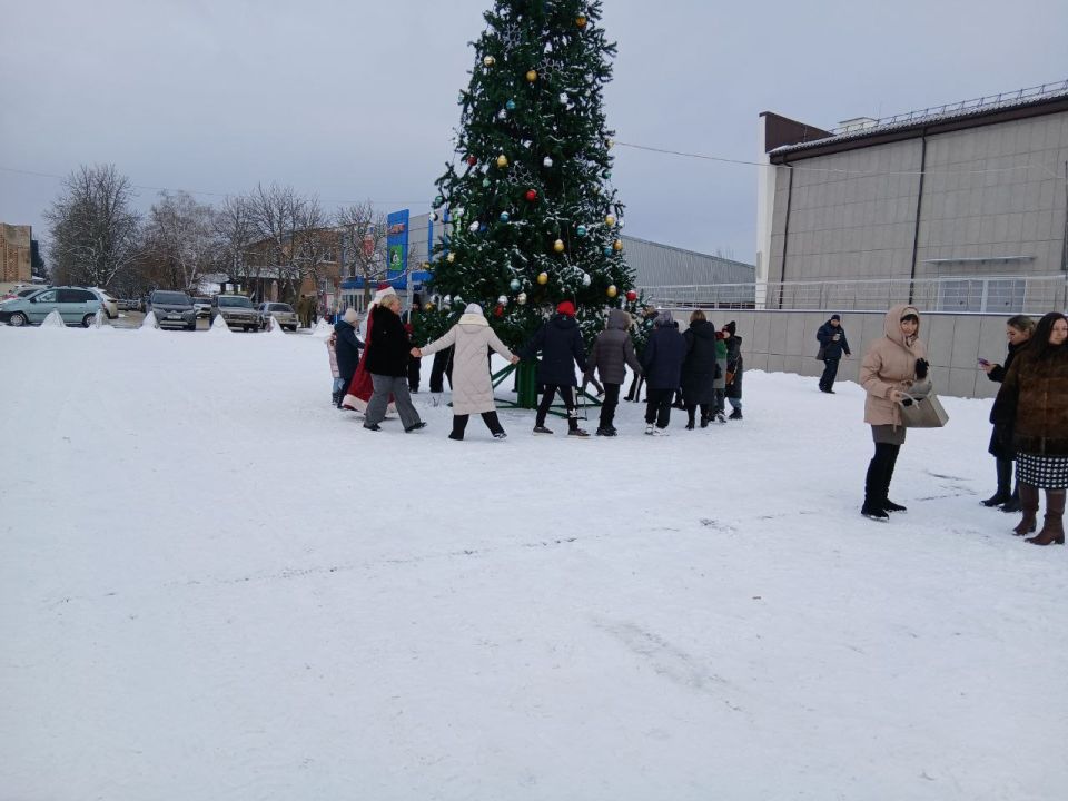 На площади Героев Сталинграда в Станице Луганской стоит новогодняя красавица На площади Героев Сталинграда в Станице Луганской стоит новогодняя красавица