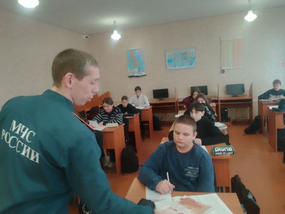 Отдел надзорной деятельности и профилактической работы по городу Кировску напоминает учащимся о мерах пожарной безопасности в период новогодних и Рождественских праздничных мероприятий Отдел надзорной деятельности и профилактической работы по городу Кировску напоминает учащимся о мерах пожарной безопасности в период новогодних и Рождественских праздничных мероприятий