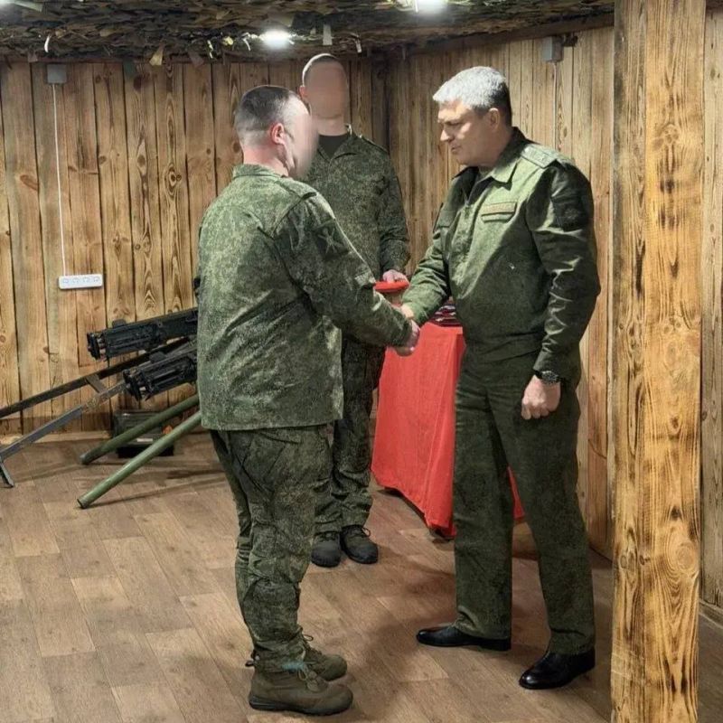 Глава ЛНР Леонид Пасечник посетил расположение одного из подразделений Армии России и вручил военнослужащим государственные и региональные награды Глава ЛНР Леонид Пасечник посетил расположение одного из подразделений Армии России и вручил военнослужащим государственные и региональные награды