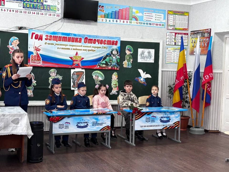 В Ясеновской школе №2 им.Д.В.Лазутина состоялось торжественное открытие «Парты Героя» в честь мужественных героев - Шаповалова Алексея Сергеевича и Гончаренко Николая Александровича В Ясеновской школе №2 им.Д.В.Лазутина состоялось торжественное открытие «Парты Героя» в честь мужественных героев - Шаповалова Алексея Сергеевича и Гончаренко Николая Александровича