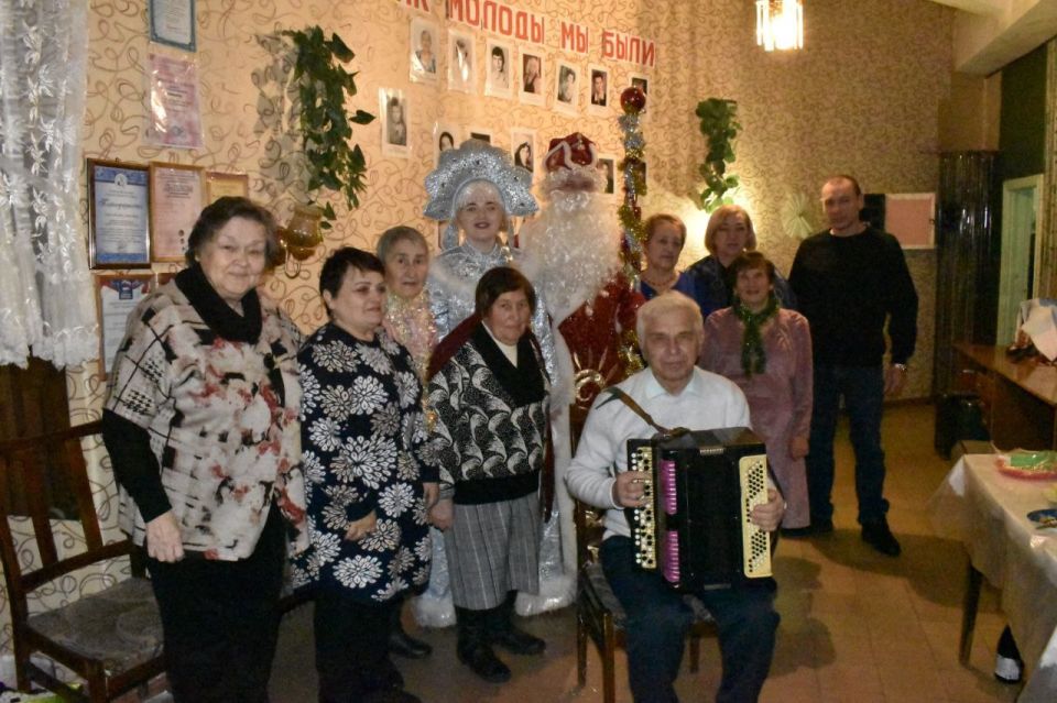 30 декабря в клубе «Ветеран» было по-настоящему волшебно, ведь тут состоялось новогоднее мероприятие «Ель, под которой согреваются сердца», и это название полностью себя оправдало 30 декабря в клубе «Ветеран» было по-настоящему волшебно, ведь тут состоялось новогоднее мероприятие «Ель, под которой согреваются сердца», и это название полностью себя оправдало