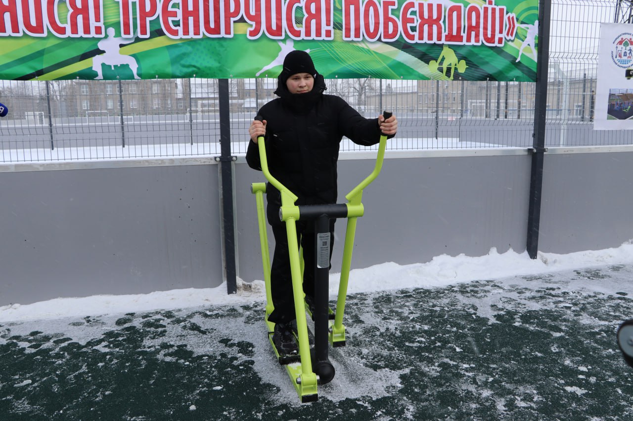 В Стаханове открыли спортивную площадку «Территория силы» В Стаханове открыли спортивную площадку «Территория силы»