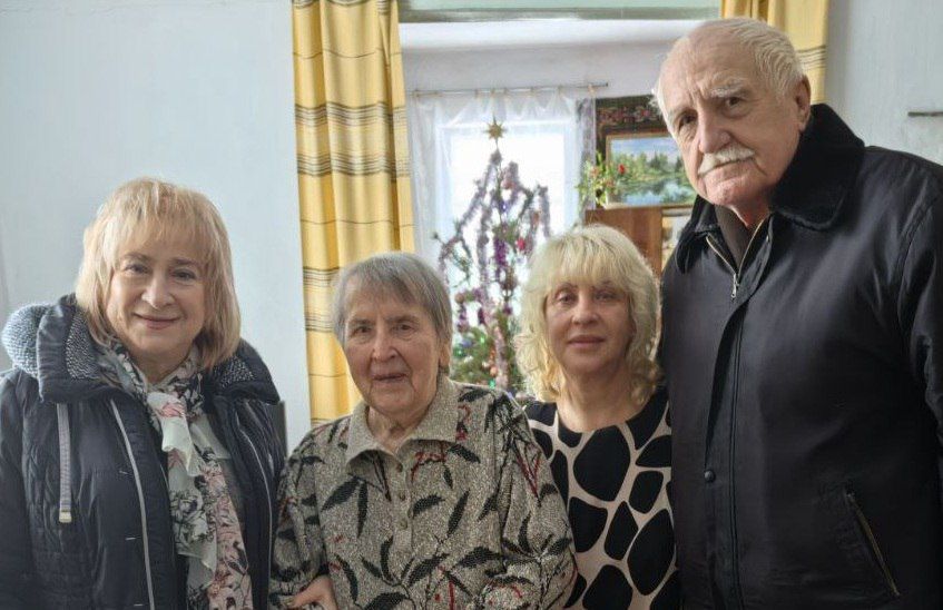 Единороссы поздравили с 85-летним юбилеем жительницу Станицы Луганской Единороссы поздравили с 85-летним юбилеем жительницу Станицы Луганской