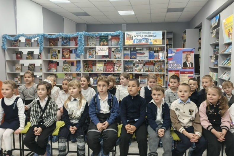 Познавательная беседа «Новый год стучится в двери!» заинтересовала юных читателей Свердловской центральной городской библиотеки для детей Познавательная беседа «Новый год стучится в двери!» заинтересовала юных читателей Свердловской центральной городской библиотеки для детей
