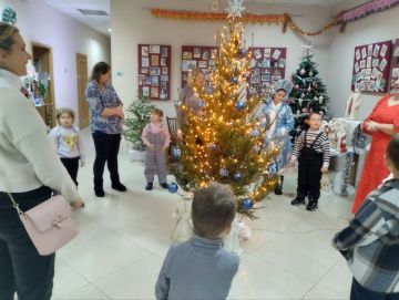 В преддверии новогодних торжеств Детский центр Антрацитовского исторического музея получил волшебный подарок от Министерства культуры Российской Федерации – живую ель и сверкающую гирлянду