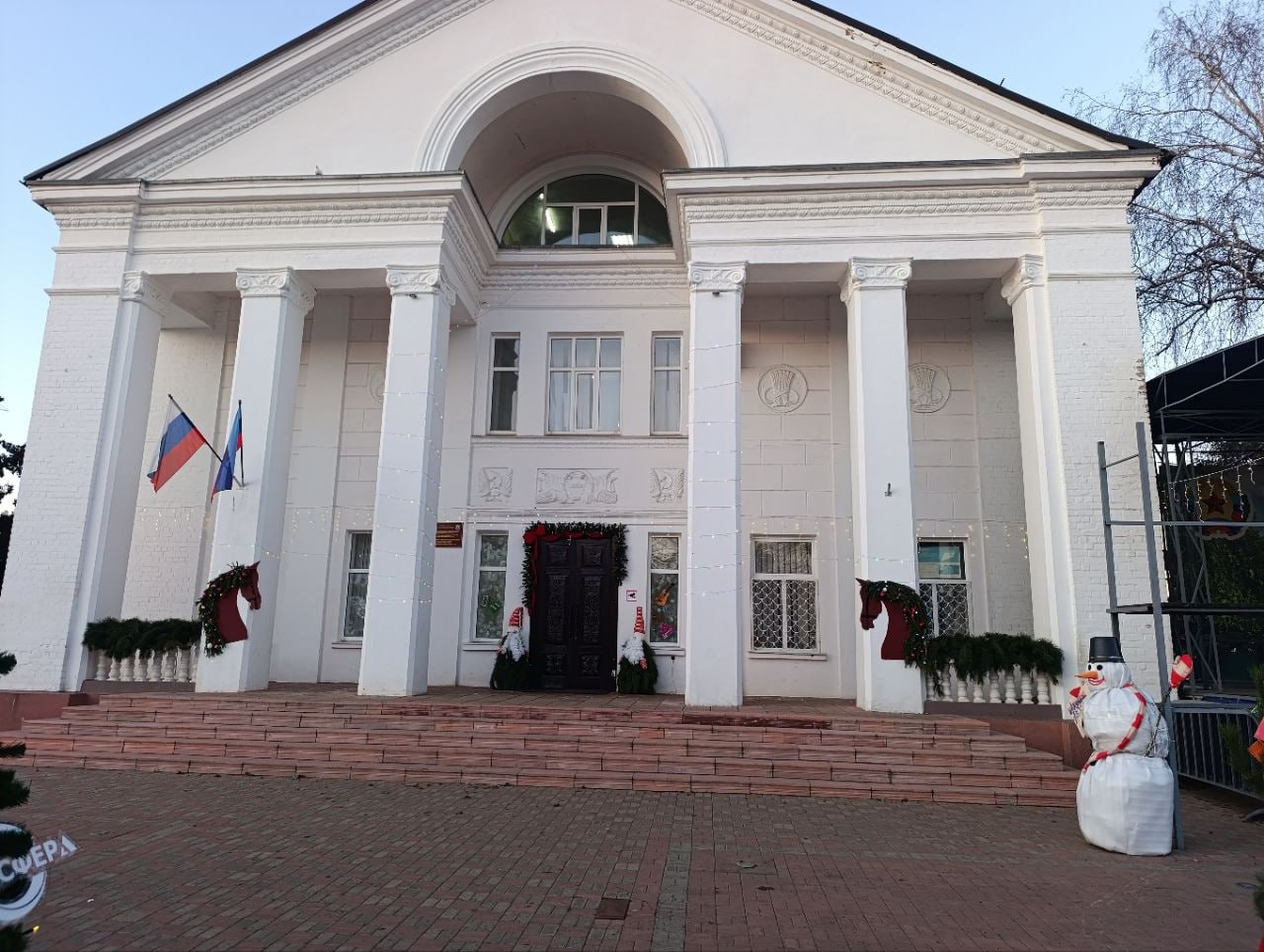 44 Лучшее новогоднее оформление фасада здания 44 Лучшее новогоднее оформление фасада здания