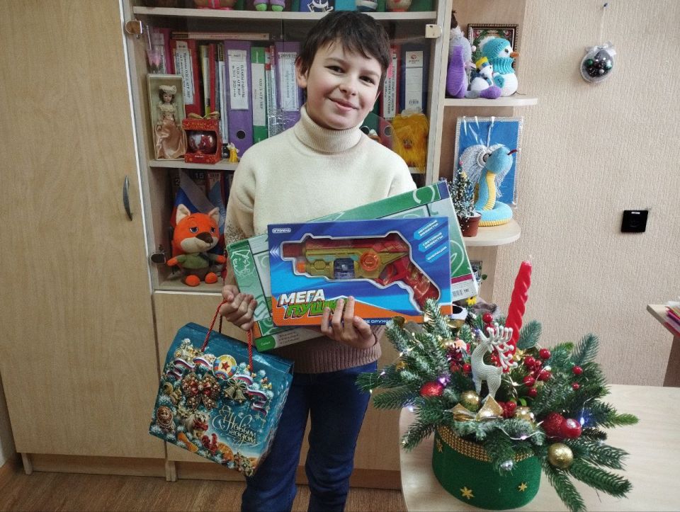Вручение подарков: «Подари радость ребёнку! " Вручение подарков: «Подари радость ребёнку! "