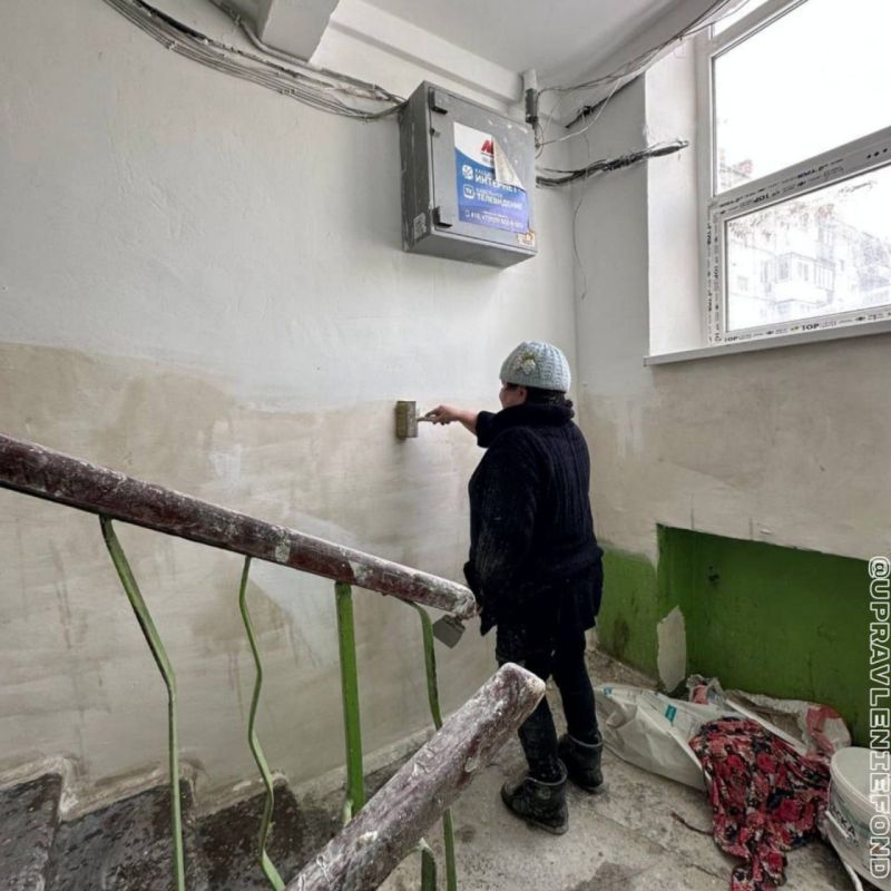 На Солнечном ремонтируют один из подъездов в МКД На Солнечном ремонтируют один из подъездов в МКД