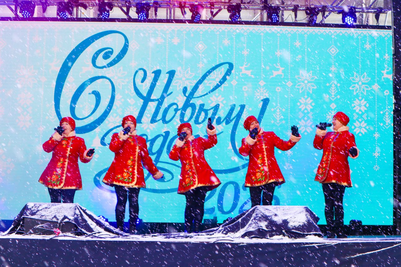 29 декабря народные коллективы "Степивчанка" и "Козаченьки" Беловодского районного Дома культуры выступили с праздничной концертной программой в г. Луганск на центральной площади у главной ёлки Республики 29 декабря народные коллективы "Степивчанка" и "Козаченьки" Беловодского районного Дома культуры выступили с праздничной концертной программой в г. Луганск на центральной площади у главной ёлки Республики