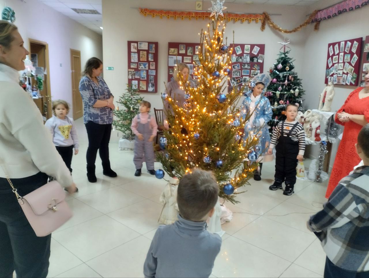 В преддверии новогодних торжеств Детский центр Антрацитовского исторического музея получил волшебный подарок от Министерства культуры Российской Федерации – живую ель и сверкающую гирлянду