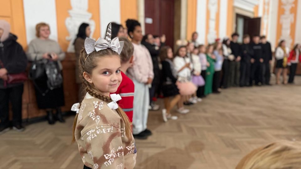 «Единая Россия» подарила новогодние чудеса алчевскому Центру творчества «Единая Россия» подарила новогодние чудеса алчевскому Центру творчества