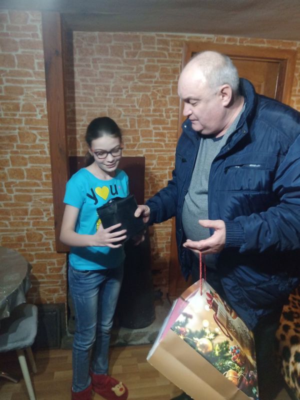 Альберт Зинченко: Директор Станично-Луганского РЦСЗН Виталий Владимирович Рясный осуществил мечту Полины Альберт Зинченко: Директор Станично-Луганского РЦСЗН Виталий Владимирович Рясный осуществил мечту Полины