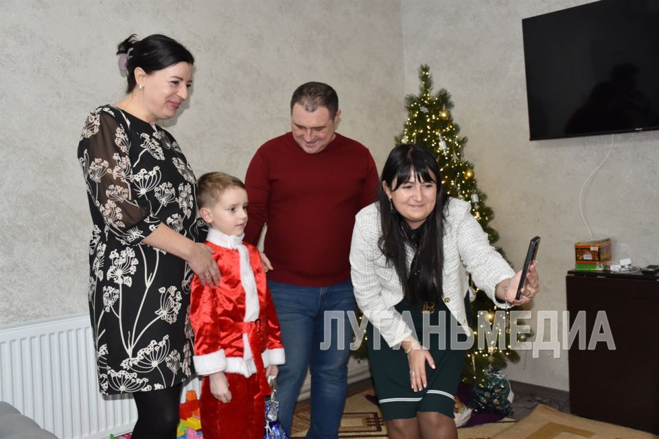 В рамках Всероссийской акции «Елка желаний» Председатель Правительства ЛНР Егор Ковальчук осуществил новогоднюю мечту Максима из города Кировска В рамках Всероссийской акции «Елка желаний» Председатель Правительства ЛНР Егор Ковальчук осуществил новогоднюю мечту Максима из города Кировска