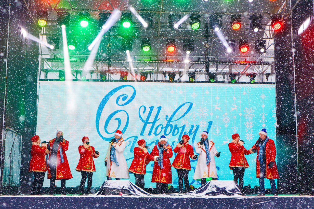 29 декабря народные коллективы "Степивчанка" и "Козаченьки" Беловодского районного Дома культуры выступили с праздничной концертной программой в г. Луганск на центральной площади у главной ёлки Республики 29 декабря народные коллективы "Степивчанка" и "Козаченьки" Беловодского районного Дома культуры выступили с праздничной концертной программой в г. Луганск на центральной площади у главной ёлки Республики