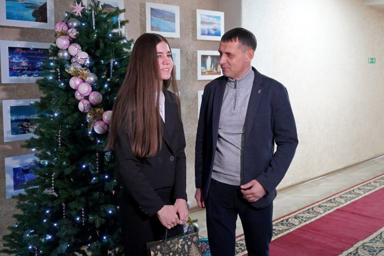 ВрИП Главы округа Игорь Ковальчук вручил подарки детям в рамках «Ёлки желаний» ВрИП Главы округа Игорь Ковальчук вручил подарки детям в рамках «Ёлки желаний»