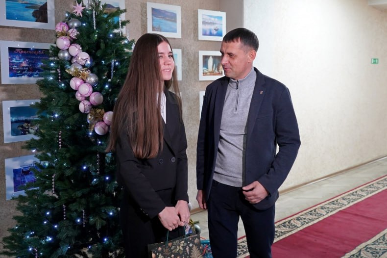 ВрИП Главы округа Игорь Ковальчук вручил подарки детям в рамках «Ёлки желаний» ВрИП Главы округа Игорь Ковальчук вручил подарки детям в рамках «Ёлки желаний»