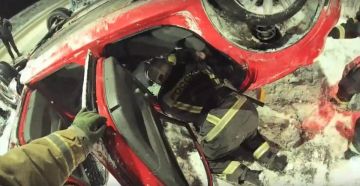 В Луганске спасатели МЧС деблокировали девушку из опрокинувшегося автомобиля