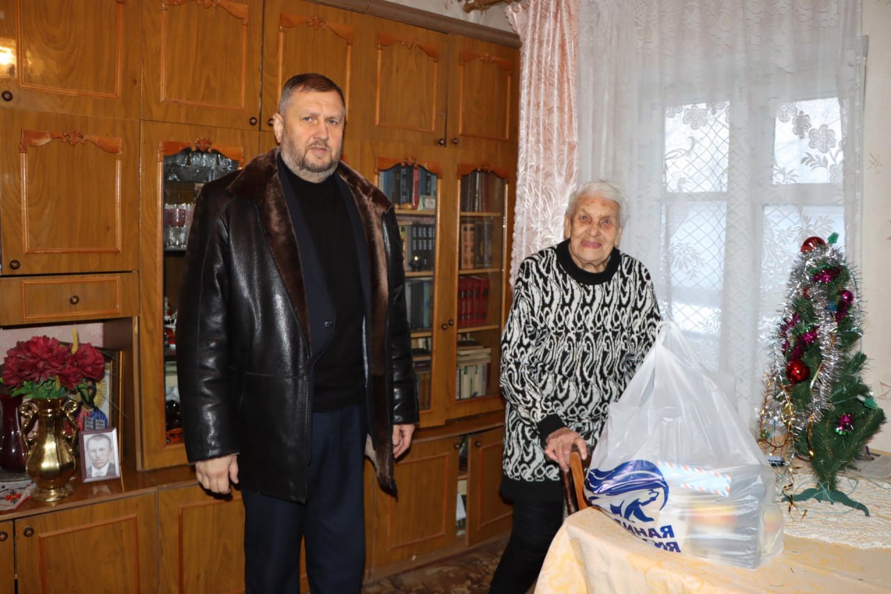 Евгений Бондарь: В рамках акции «С Новым годом, ветеран!» совершил душевный визит к пожилой жительнице пгт