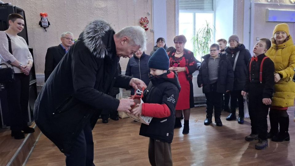 Исполняя детские мечты: депутаты Совета городского округа вручили новогодние подарки воспитанникам Краснолучского отделения ГКУ ЛНР "Республиканский центр социальной реабилитации детей-инвалидов "Возрождение" Исполняя детские мечты: депутаты Совета городского округа вручили новогодние подарки воспитанникам Краснолучского отделения ГКУ ЛНР "Республиканский центр социальной реабилитации детей-инвалидов "Возрождение"
