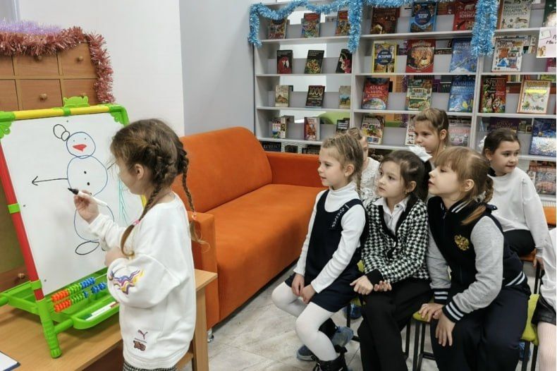 Познавательная беседа «Новый год стучится в двери!» заинтересовала юных читателей Свердловской центральной городской библиотеки для детей Познавательная беседа «Новый год стучится в двери!» заинтересовала юных читателей Свердловской центральной городской библиотеки для детей