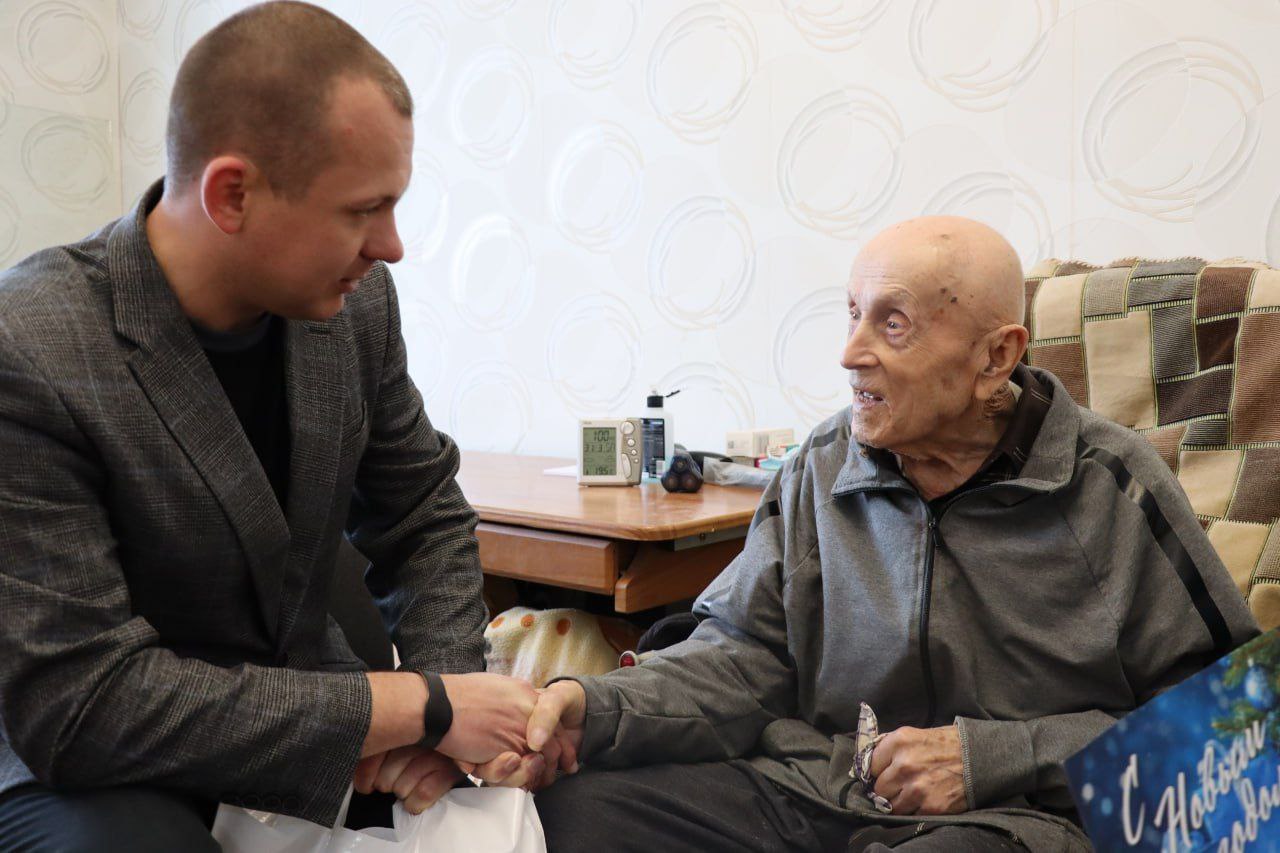 С Новым годом, ветеран! В Северодонецке продолжается добрая традиция поздравлений С Новым годом, ветеран! В Северодонецке продолжается добрая традиция поздравлений