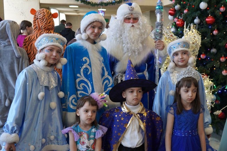 Утренник в ДК им. Свердлова подарил радость детям Защитников Отечества и сладкие подарки от Республики Тыва Утренник в ДК им. Свердлова подарил радость детям Защитников Отечества и сладкие подарки от Республики Тыва