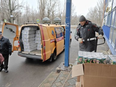Рубежанские единороссы порадовали подарками работающих людей города
