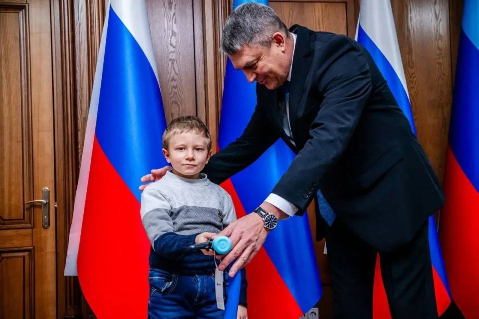 Глава ЛНР Леонид Пасечник в рамках всероссийской акции «Елка желаний» и армейской «Елки желаний» вручил подарки четырем юным жителям Республики Глава ЛНР Леонид Пасечник в рамках всероссийской акции «Елка желаний» и армейской «Елки желаний» вручил подарки четырем юным жителям Республики