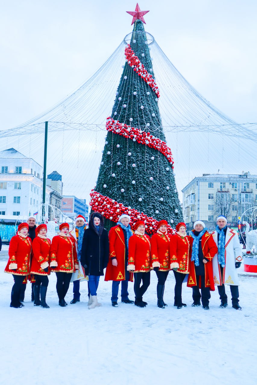 29 декабря народные коллективы "Степивчанка" и "Козаченьки" Беловодского районного Дома культуры выступили с праздничной концертной программой в г. Луганск на центральной площади у главной ёлки Республики 29 декабря народные коллективы "Степивчанка" и "Козаченьки" Беловодского районного Дома культуры выступили с праздничной концертной программой в г. Луганск на центральной площади у главной ёлки Республики