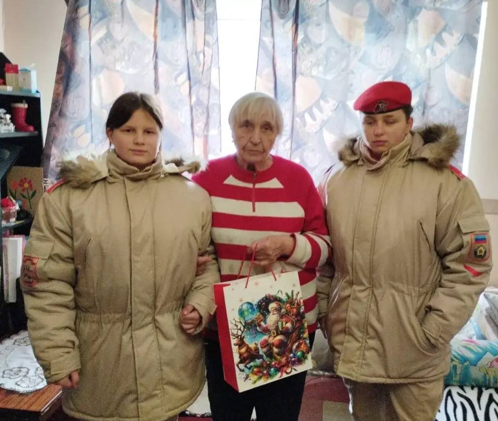 С Новым годом, ветеран!. В предновогодние дни представители Юнармии, активные участники волонтерских школьных отрядов и активисты Движения Первых объединили свои усилия в рамках трогательной акции "С Новым годом, ветеран!" С Новым годом, ветеран!. В предновогодние дни представители Юнармии, активные участники волонтерских школьных отрядов и активисты Движения Первых объединили свои усилия в рамках трогательной акции "С Новым годом, ветеран!"