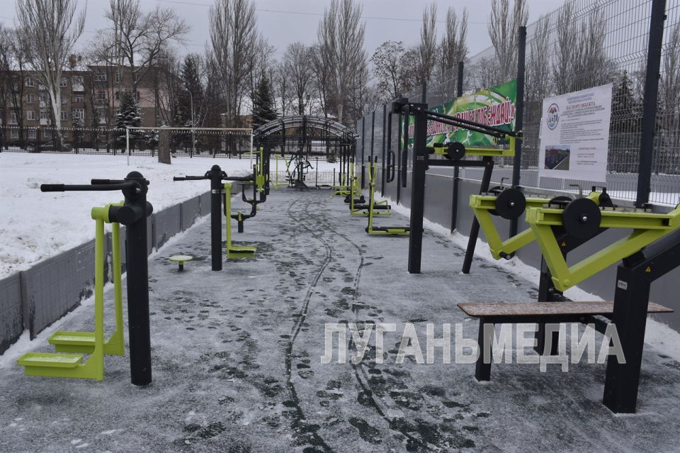 В Стаханове открыли современную спортплощадку «Территория силы» В Стаханове открыли современную спортплощадку «Территория силы»