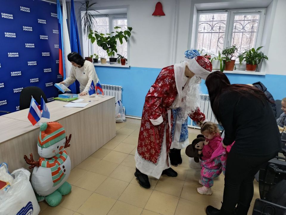 «Единая Россия» в Рубежном организовала новогодний утренник для детей «Единая Россия» в Рубежном организовала новогодний утренник для детей