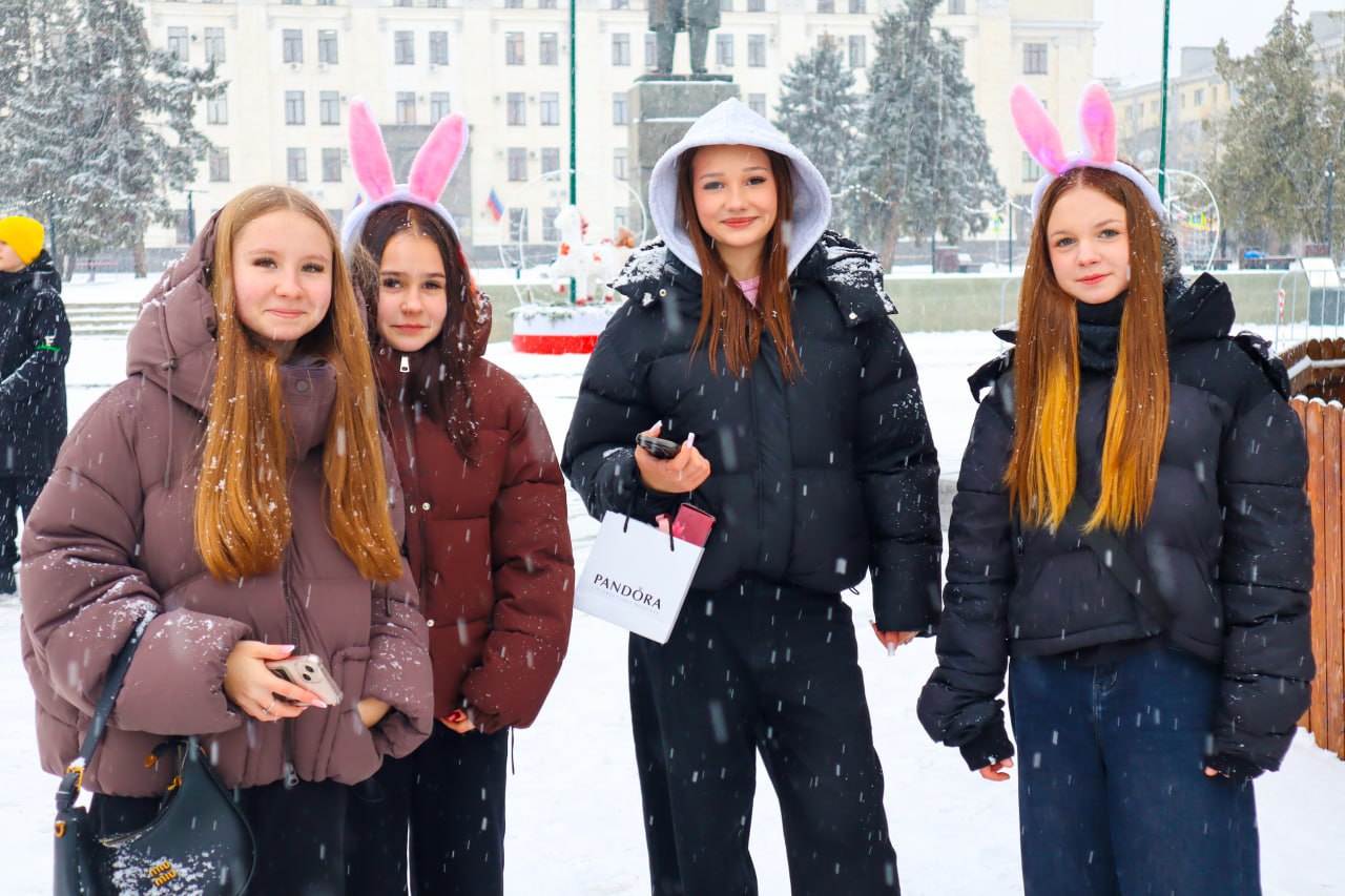 29 декабря народные коллективы "Степивчанка" и "Козаченьки" Беловодского районного Дома культуры выступили с праздничной концертной программой в г. Луганск на центральной площади у главной ёлки Республики 29 декабря народные коллективы "Степивчанка" и "Козаченьки" Беловодского районного Дома культуры выступили с праздничной концертной программой в г. Луганск на центральной площади у главной ёлки Республики