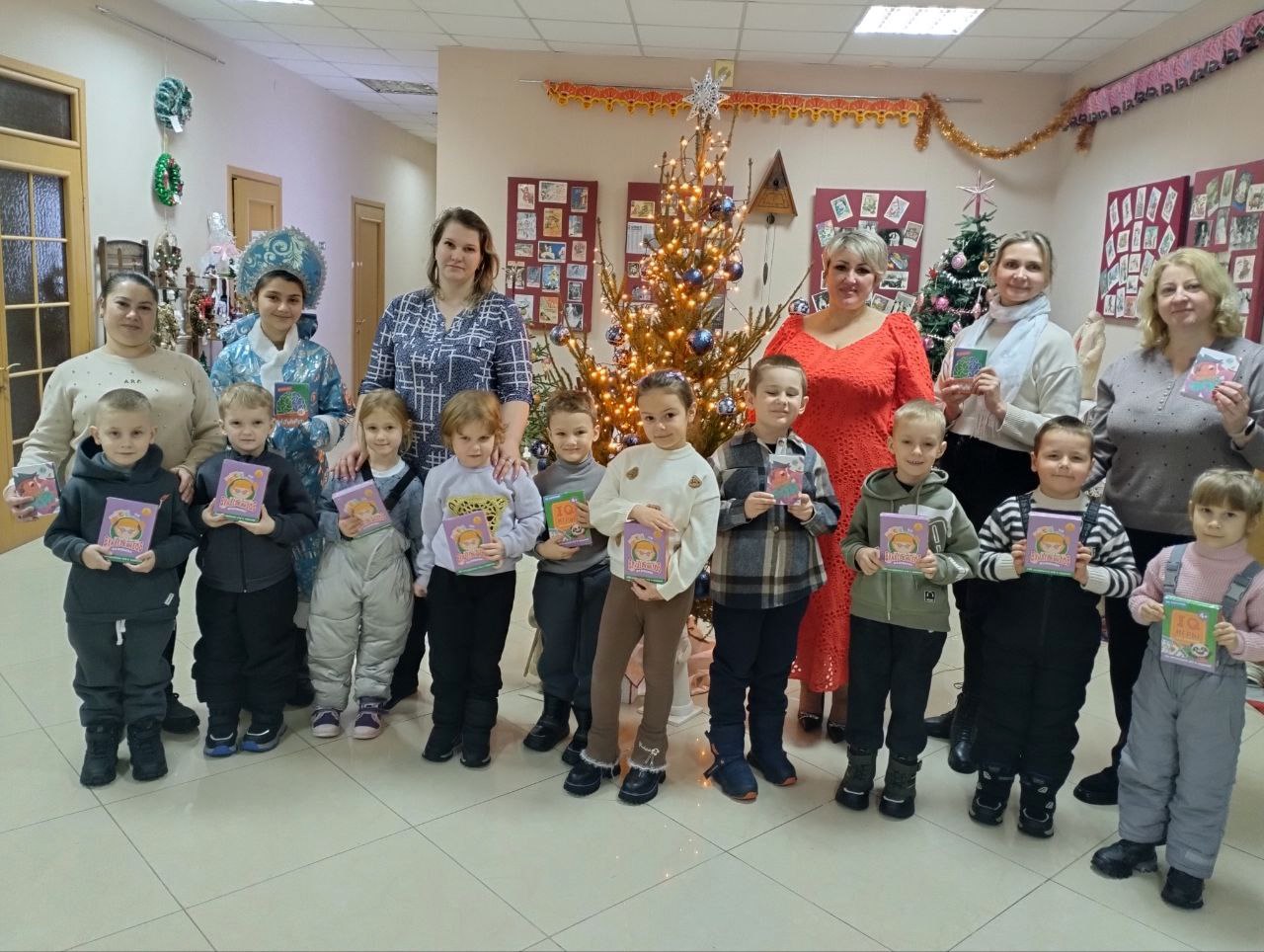 В преддверии новогодних торжеств Детский центр Антрацитовского исторического музея получил волшебный подарок от Министерства культуры Российской Федерации – живую ель и сверкающую гирлянду В преддверии новогодних торжеств Детский центр Антрацитовского исторического музея получил волшебный подарок от Министерства культуры Российской Федерации – живую ель и сверкающую гирлянду