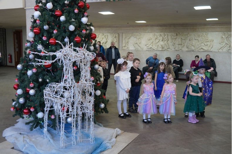 Утренник в ДК им. Свердлова подарил радость детям Защитников Отечества и сладкие подарки от Республики Тыва Утренник в ДК им. Свердлова подарил радость детям Защитников Отечества и сладкие подарки от Республики Тыва
