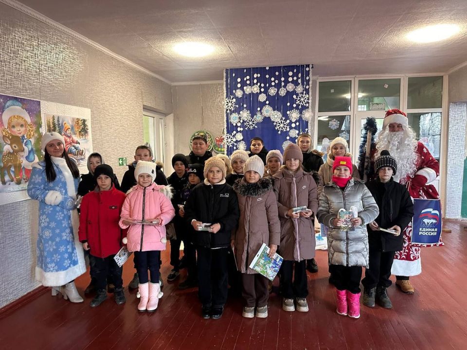 Новогоднее волшебство от “Единой России”: праздничные визиты в детские сады Новогоднее волшебство от “Единой России”: праздничные визиты в детские сады