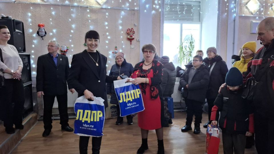 В преддверии всеми любимого зимнего праздника вручила новогодние подарки воспитанникам Краснолучского отделения ГКУ ЛНР "Республиканский центр социальной реабилитации детей-инвалидов "Возрождение" В преддверии всеми любимого зимнего праздника вручила новогодние подарки воспитанникам Краснолучского отделения ГКУ ЛНР "Республиканский центр социальной реабилитации детей-инвалидов "Возрождение"
