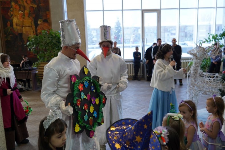 Утренник в ДК им. Свердлова подарил радость детям Защитников Отечества и сладкие подарки от Республики Тыва Утренник в ДК им. Свердлова подарил радость детям Защитников Отечества и сладкие подарки от Республики Тыва