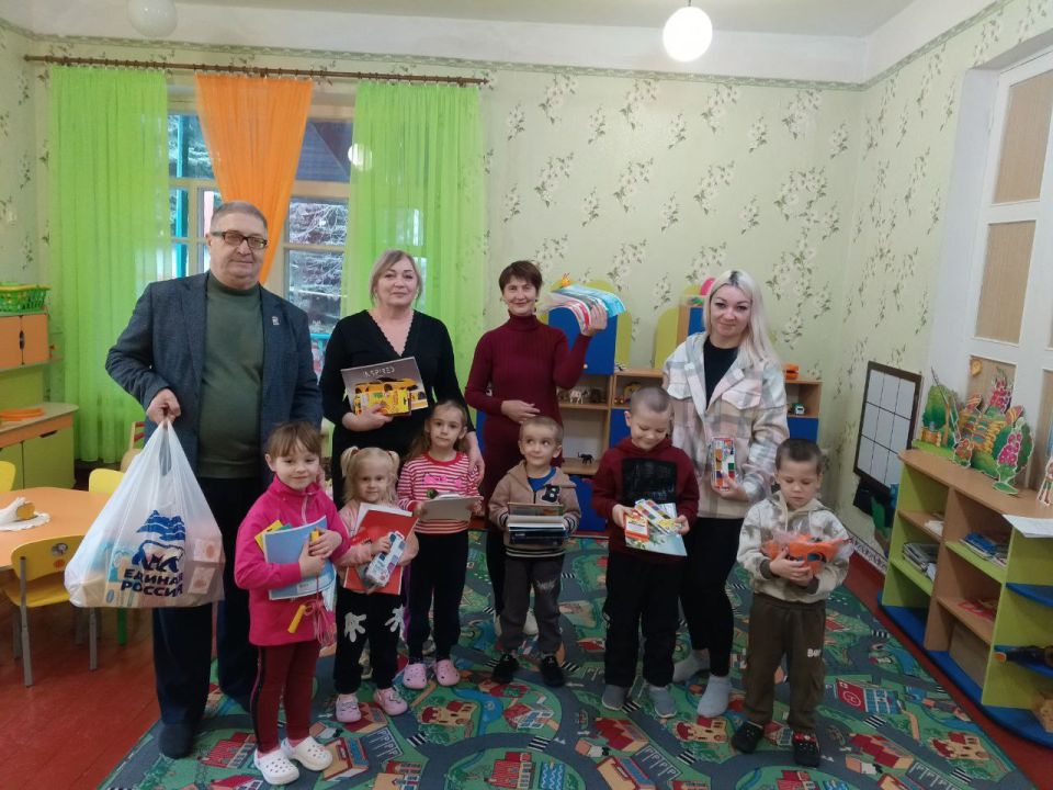 Новогоднее волшебство от “Единой России”: праздничные визиты в детские сады Новогоднее волшебство от “Единой России”: праздничные визиты в детские сады