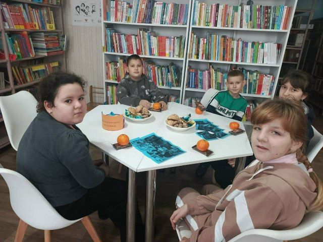 В Юрьевской библиотеке прошла игровая программа: «Если ёлка огнями цветёт, это значит пришёл Новый год!» В Юрьевской библиотеке прошла игровая программа: «Если ёлка огнями цветёт, это значит пришёл Новый год!»
