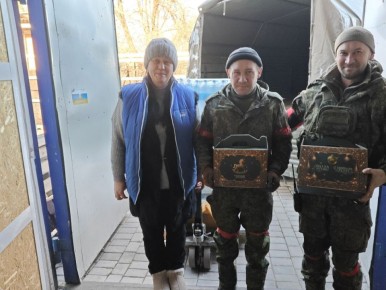 В рамках акции «Подари тепло солдату» рубежанские единороссы передави помощь военнослужащим