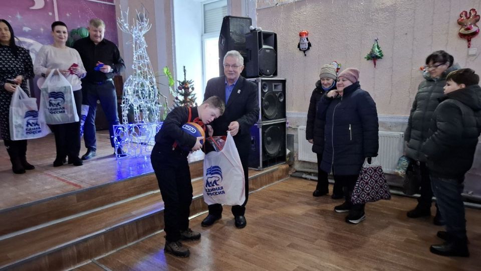 Исполняя детские мечты: депутаты Совета городского округа вручили новогодние подарки воспитанникам Краснолучского отделения ГКУ ЛНР "Республиканский центр социальной реабилитации детей-инвалидов "Возрождение" Исполняя детские мечты: депутаты Совета городского округа вручили новогодние подарки воспитанникам Краснолучского отделения ГКУ ЛНР "Республиканский центр социальной реабилитации детей-инвалидов "Возрождение"