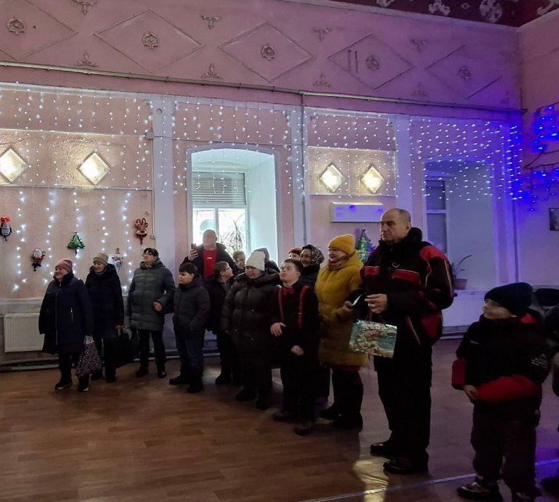 В преддверии всеми любимого зимнего праздника вручила новогодние подарки воспитанникам Краснолучского отделения ГКУ ЛНР "Республиканский центр социальной реабилитации детей-инвалидов "Возрождение" В преддверии всеми любимого зимнего праздника вручила новогодние подарки воспитанникам Краснолучского отделения ГКУ ЛНР "Республиканский центр социальной реабилитации детей-инвалидов "Возрождение"