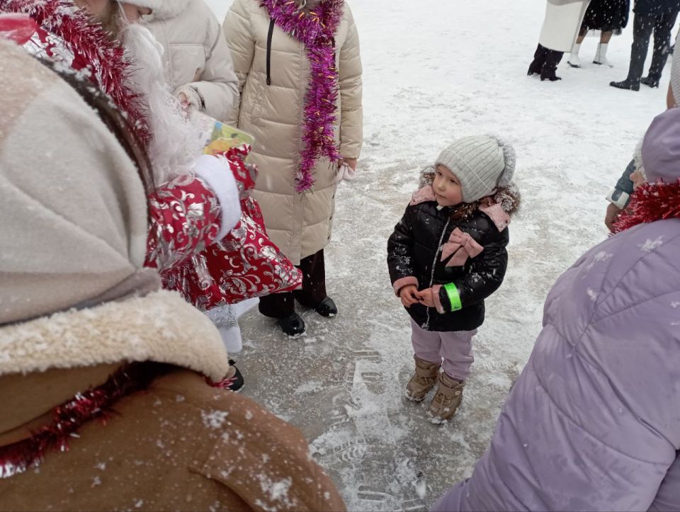Домик Деда Мороза продолжает принимать юных жителей Луганской Народной Республики Домик Деда Мороза продолжает принимать юных жителей Луганской Народной Республики